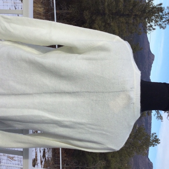 NWT Staccatto White V-Neck Sweater - Picture 2 of 3